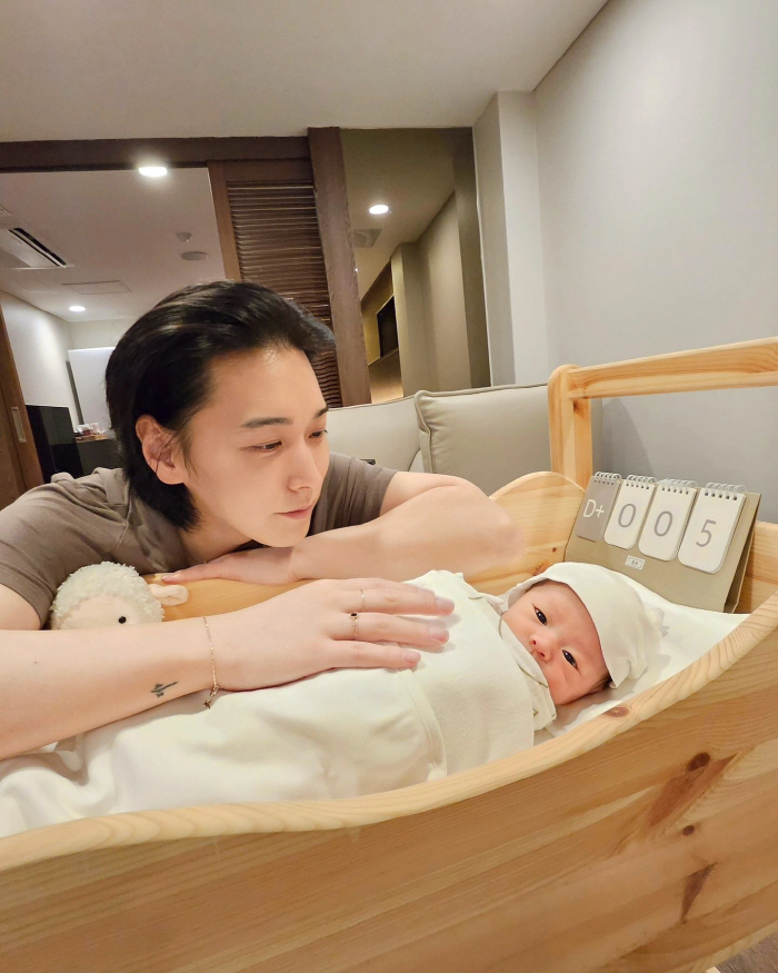 'Kim Sa-eun ♥' Sung-min breastfeeding with his 5-day-old baby..Honey is falling from my eyes