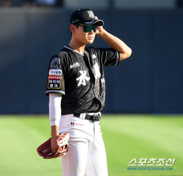 Kim Sang-soo's finger is swollen, excluding his former Samsung opponent's lineup, Yoon Jun-hyuk is out for the season due to a fracture 