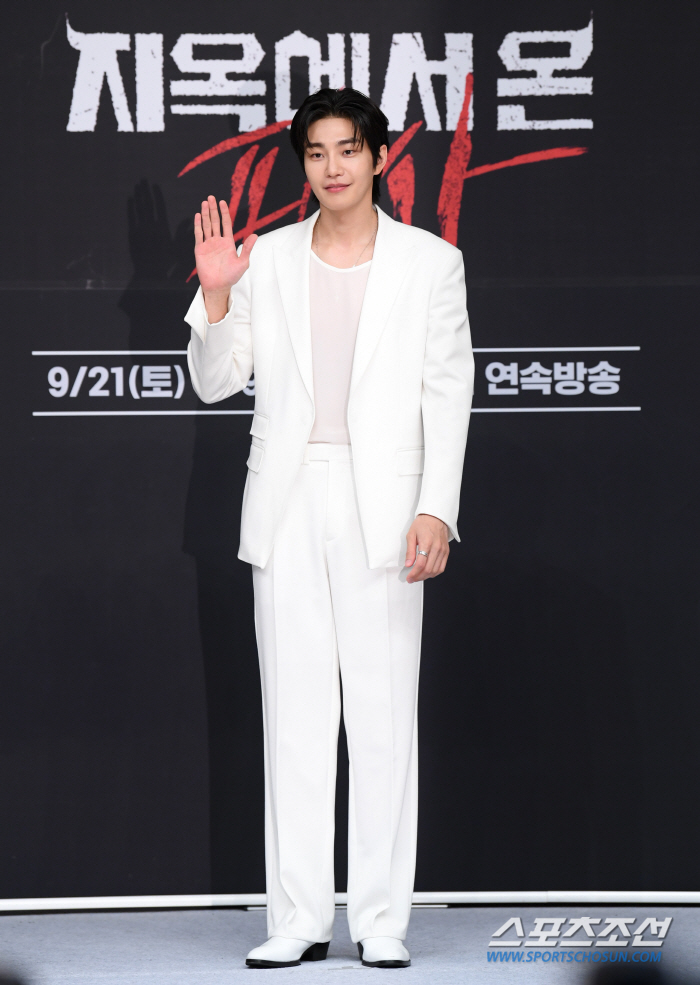  KIM JAE YOUNG 'Elegant pose '