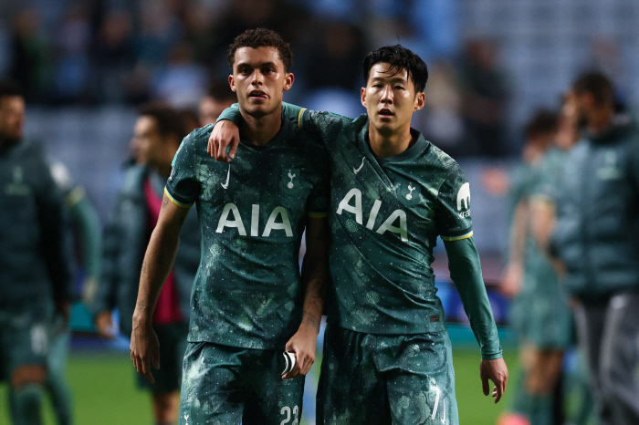 'Question why captain Son Heung-min is not taking out' 'Postec tactics are all problematic' Tottenham enters a super emergency situation...'It's hard for fans to put up with'