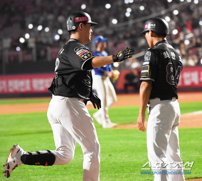 'Replacement of Baek Jung-hyun → 5 consecutive hits → 5 runs' Jang Sung-woo's 6 RBIs  starter Jeon Won-hit, KT, and Samsung's second place in the home turf 