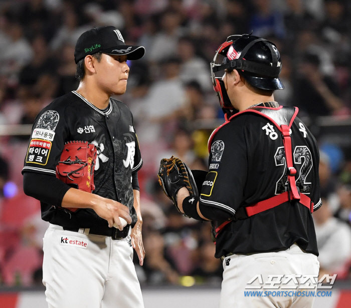 'Replacement of Baek Jung-hyun → 5 consecutive hits → 5 runs' Jang Sung-woo's 6 RBIs  starter Jeon Won-hit, KT, and Samsung's second place in the home turf 