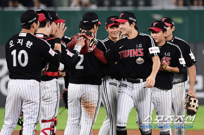 'Hit-homer-homer-hitter-hitter' leadoff Hong Chang-ki, career high 'First 5 hits (one home run) game in his life'