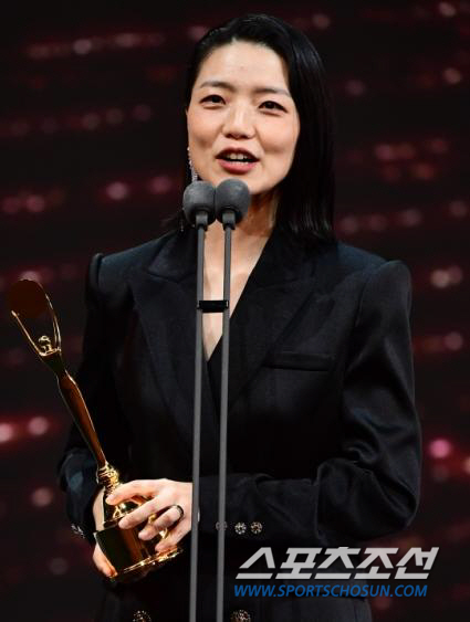  Ahn Young-mi holds a 19th-grade stand-up comedy 'All-Viewers Show'