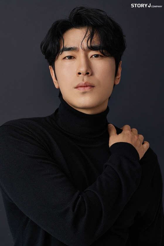  'Uiri Protection'Lee Si-eon Re-signs with current agency Story J Company