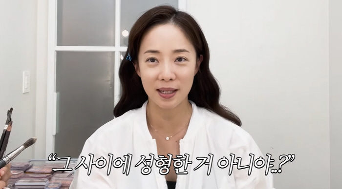 'Suspected plastic surgery' Park Eun-young, are you looking at the phone's face that doesn't recognize it?