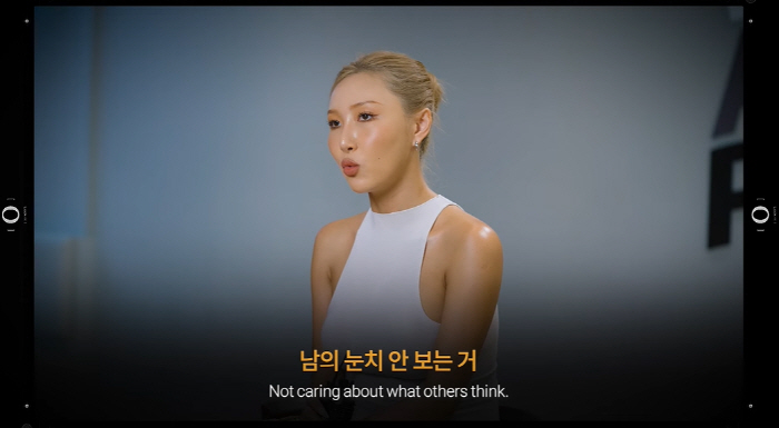 Hwasa, referring to the dance of 'Hip catching', 'Point that explains me, I don't care about others' 