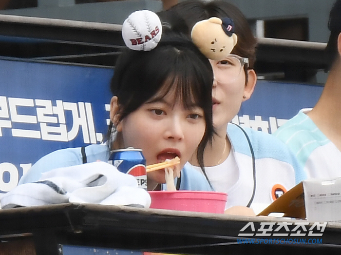  As a fan of Doosan, Leceraphim Eunchae is serious about eating at a baseball stadium