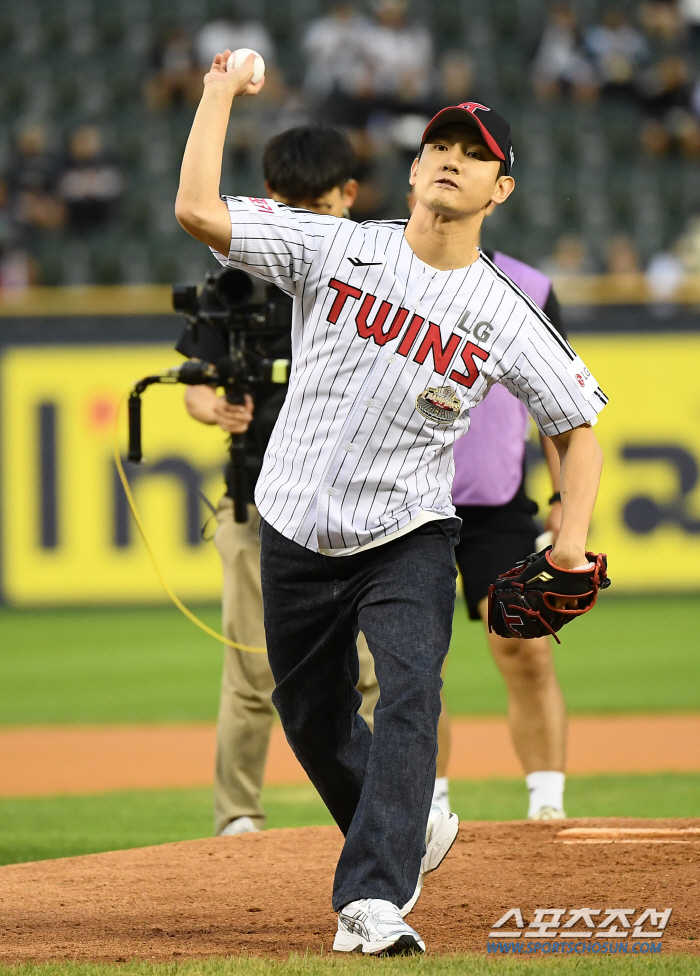  Choi Changmin throws the first pitch wearing LG uniform