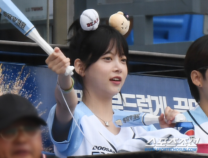  Leceraphim Eunchae, cheering for Doosan in a broken bear uniform