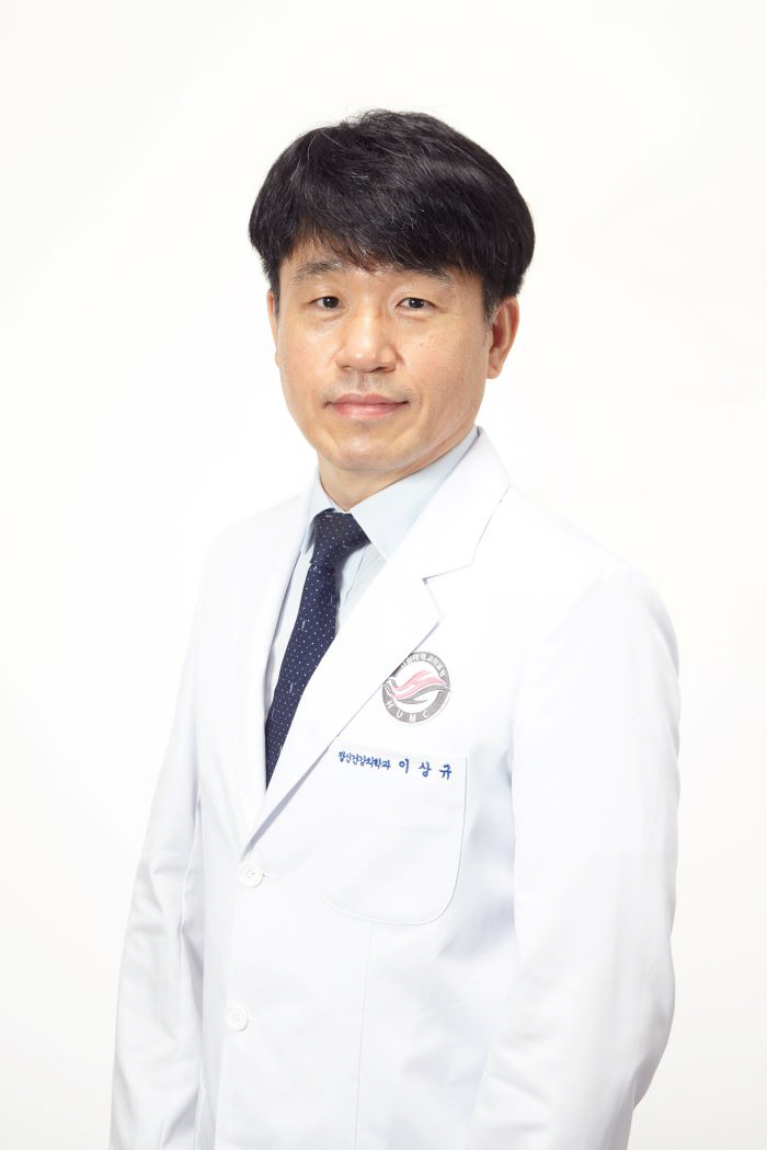 Professor Lee Sang-kyu of Hallym University Chuncheon Sacred Heart Hospital conducts a clinical trial to improve alcohol use patient addiction