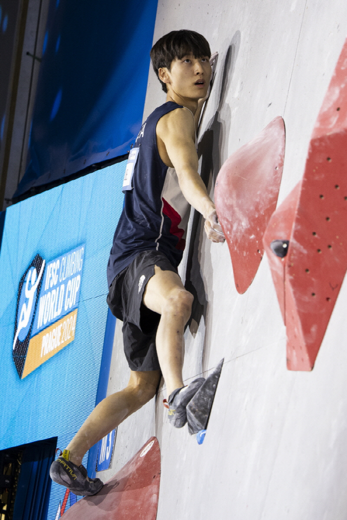 He failed to make it to the final at the Paris Olympics. Sports Climbing Lee Do-hyun Wins World Cup Gold Medal in Prague