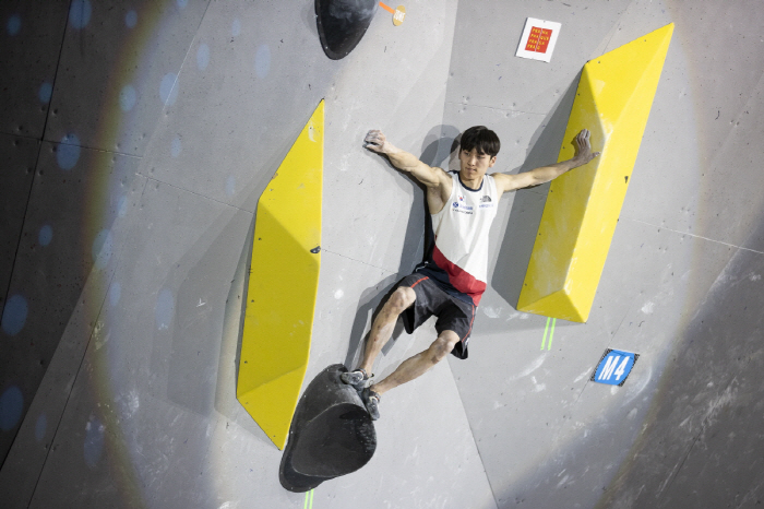 He failed to make it to the final at the Paris Olympics. Sports Climbing Lee Do-hyun Wins World Cup Gold Medal in Prague