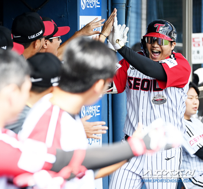 'I kept third place.' 'Jun PO Magic Number 1'. Megatwinspo LG won 9-5. Doosan is now in fourth place, too. 