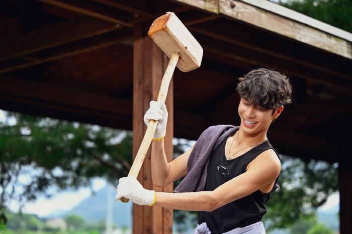 Jung Dongwon, you've become a man. Take off your shirt and show off your arm muscles