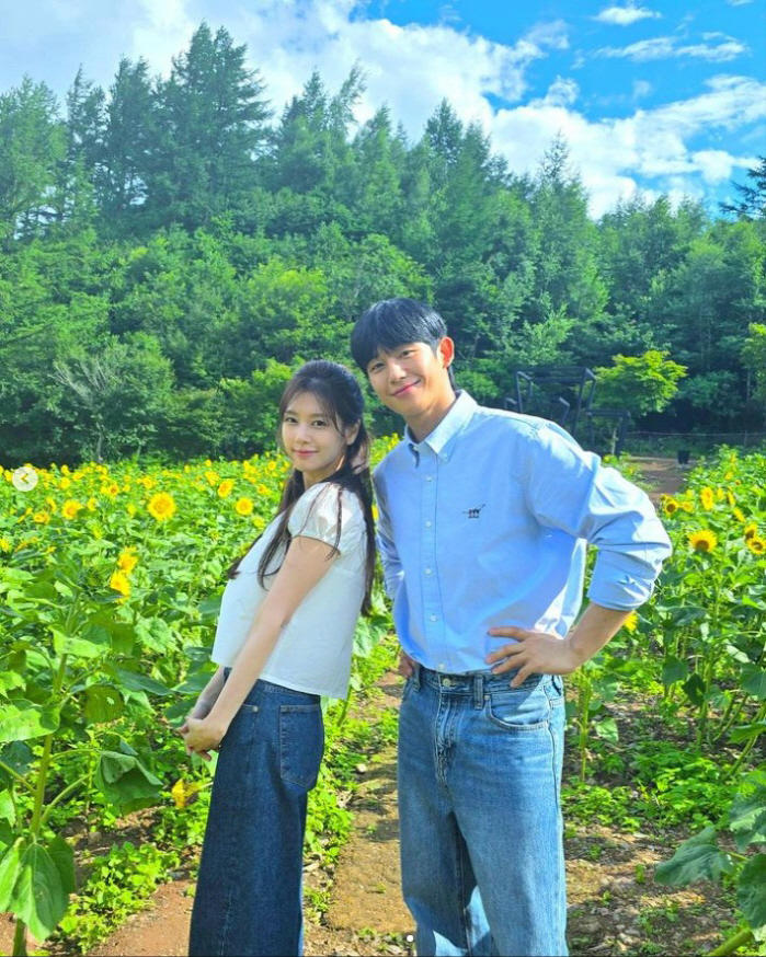 Jung Hae-in ♥ Jung So-min, pink chemistry in the flower garden