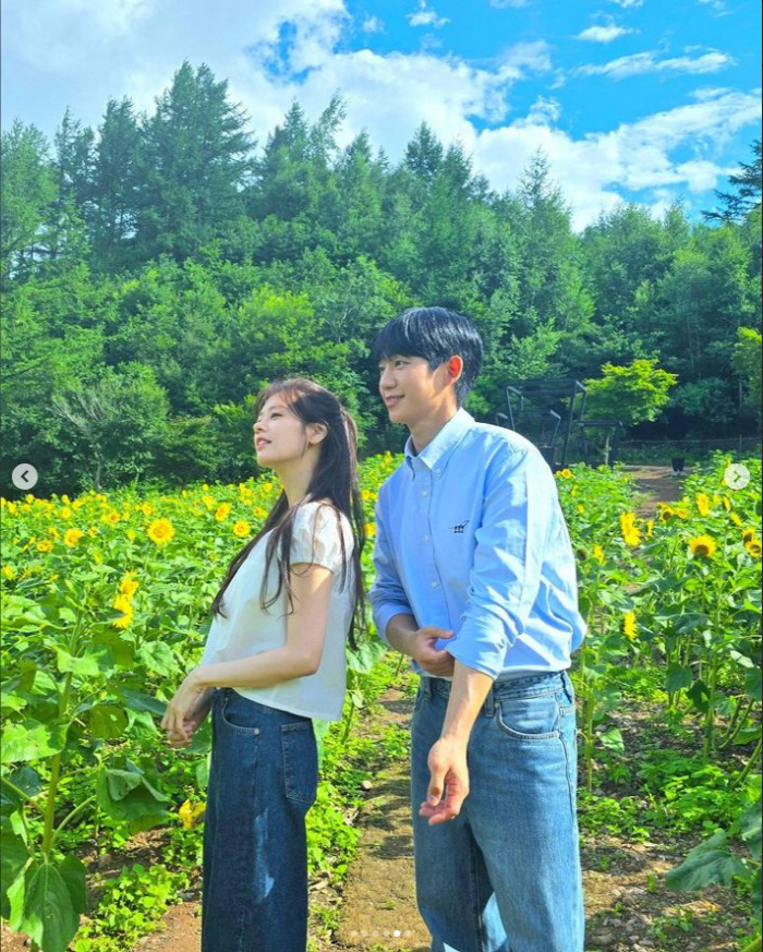 Jung Hae-in ♥ Jung So-min, pink chemistry in the flower garden