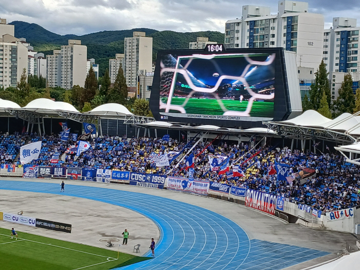 'The soccer fever hit me when I stepped back from the heat wave' Why did the Tancheon Stadium get hot?