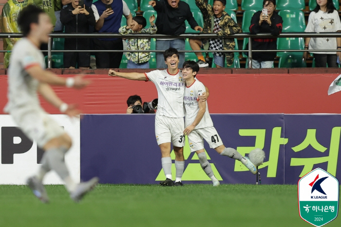  I finally won' Pohang defeated Gangwon 2-1 with 'George Theater Goal' to escape six consecutive losses  'Sens' confirmed 'Double Slope'