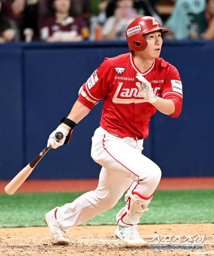 Park Sung-han stepped on his first 10 home runs since his debut 