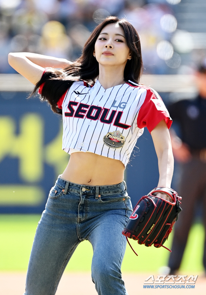  TZUYU, show off your abs and throw the first pitch