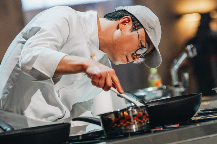  Did the Jongwon Baek with the eye patch work..Will it be a black and white chef