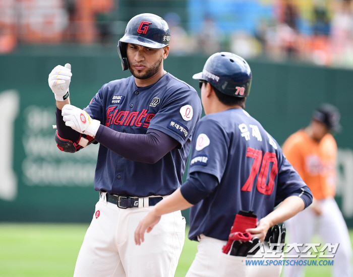 Standing with Son Ah-seop! Reyes, Lotte's most hit tie in the 43-year history of Lotte Club 'Wooduk' First GG 'Jeong Jo-joon' since Lee Dae-ho. 