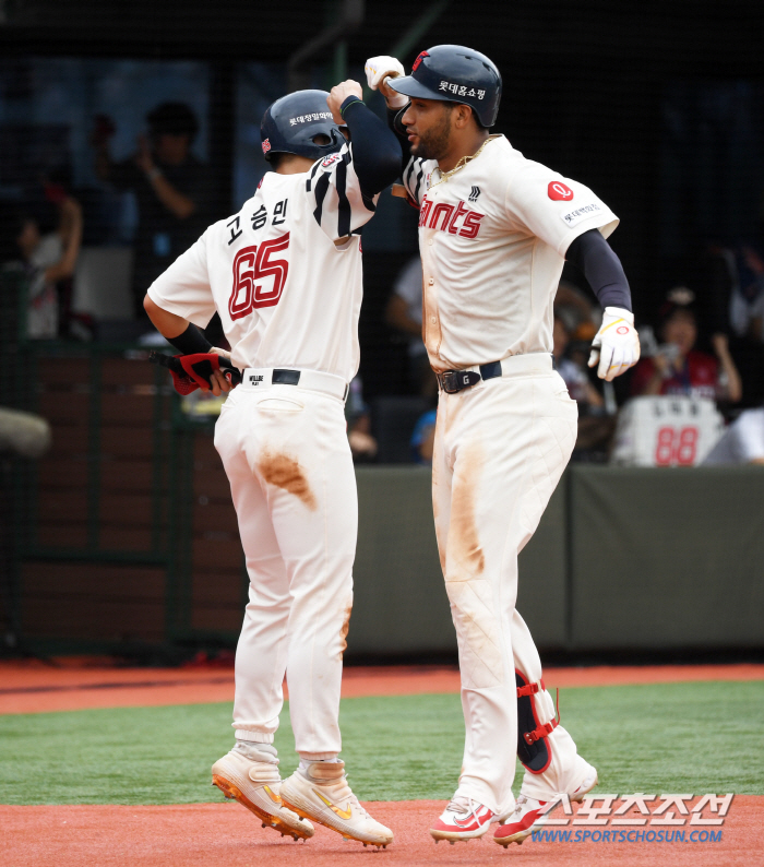 Standing with Son Ah-seop! Reyes, Lotte's most hit tie in the 43-year history of Lotte Club 'Wooduk' First GG 'Jeong Jo-joon' since Lee Dae-ho. 