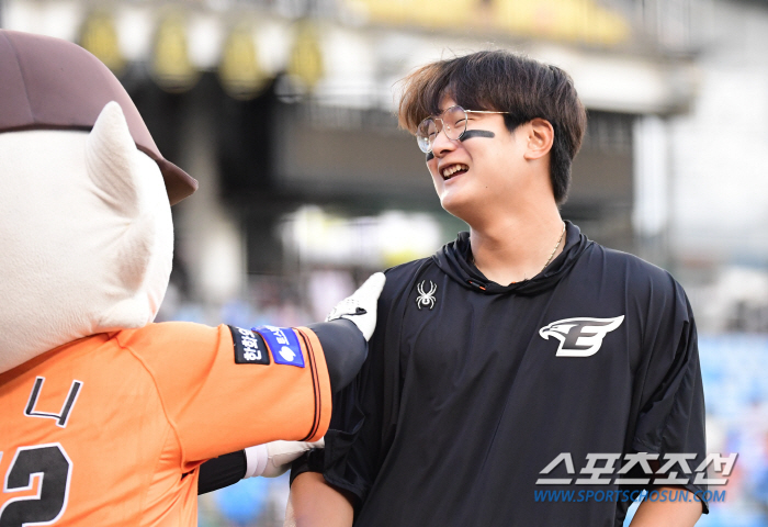 'The first thing that comes to mind is my parents' Kim Seo-hyun of Hanwha, who is in his second year as a professional, finally won his first impressive victory (Daejeon site)