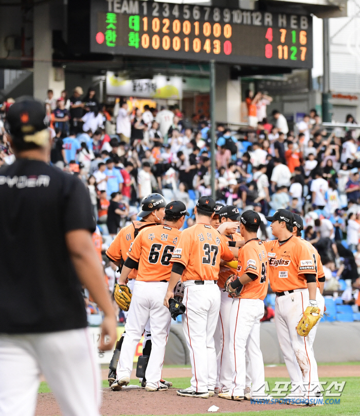 'The first thing that comes to mind is my parents' Kim Seo-hyun of Hanwha, who is in his second year as a professional, finally won his first impressive victory (Daejeon site)