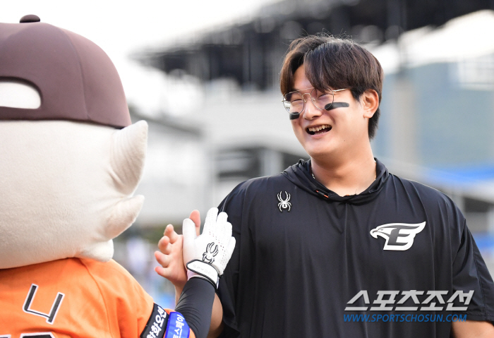 'The first thing that comes to mind is my parents' Kim Seo-hyun of Hanwha, who is in his second year as a professional, finally won his first impressive victory (Daejeon site)