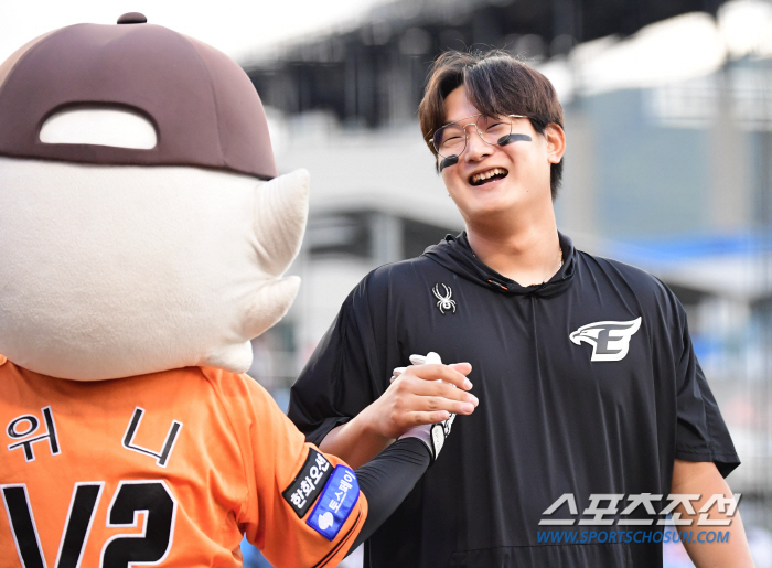 'The first thing that comes to mind is my parents' Kim Seo-hyun of Hanwha, who is in his second year as a professional, finally won his first impressive victory (Daejeon site)