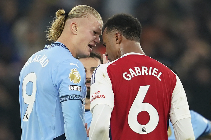 'Hit the opponent's larynx with the ball?' Manchester City-Arsnal match, which was like a dead-end drama, has begun the EPL championship war