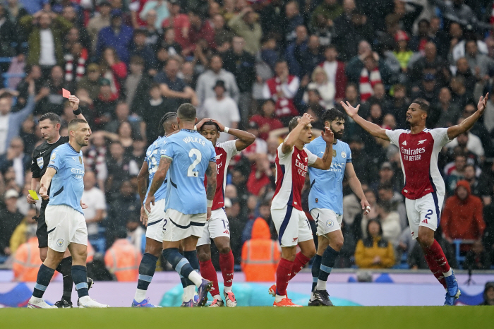 'Hit the opponent's larynx with the ball?' Manchester City-Arsnal match, which was like a dead-end drama, has begun the EPL championship war