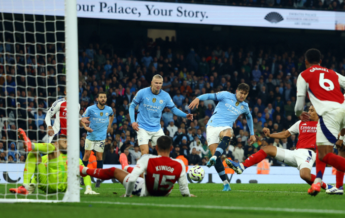 'Hit the opponent's larynx with the ball?' Manchester City-Arsnal match, which was like a dead-end drama, has begun the EPL championship war