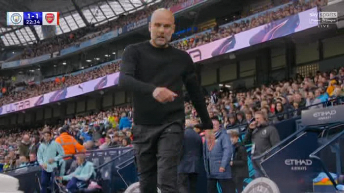 Pep breaks the chair with his foot... 'What kind of referee is there?' Max No's 'Rare Scene of All Time'