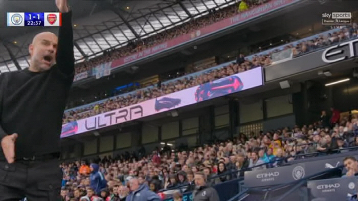 Pep breaks the chair with his foot... 'What kind of referee is there?' Max No's 'Rare Scene of All Time'