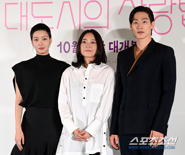  Director Kim Go-eun and Lee Yeon-hee - Director Noh Sang-hyun, 'How to Love in a Large City'