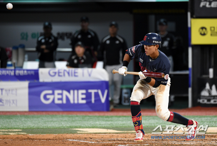 3rd baseman's glove hit 'Double play'→ Pitcher diving catch'Triple play' What's going on in Suwon