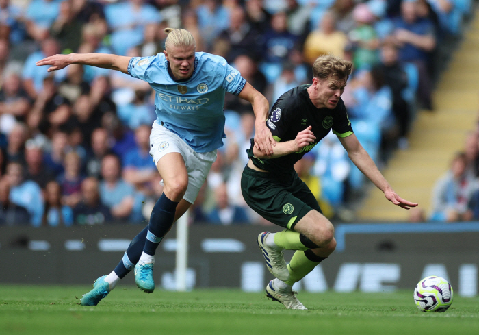 Another level Holan scored his 100th goal in 105 games for Manchester City...the same level as Ronaldo