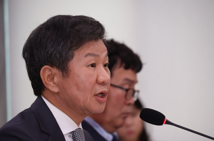  'If the chairman holds out, Korean soccer will be cut off even more' Commissioner Kim Seung-soo presses Chairman Chung Mong-gyu to step down