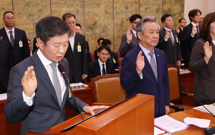  'If the chairman holds out, Korean soccer will be cut off even more' Commissioner Kim Seung-soo presses Chairman Chung Mong-gyu to step down