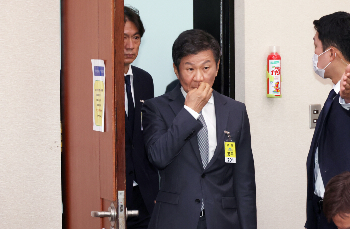  'If the chairman holds out, Korean soccer will be cut off even more' Commissioner Kim Seung-soo presses Chairman Chung Mong-gyu to step down