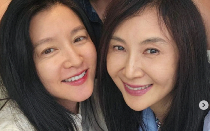  Is this a two shot for real? Chae Si-ra and Lee Young-ae are cheek-to-cheek selfies