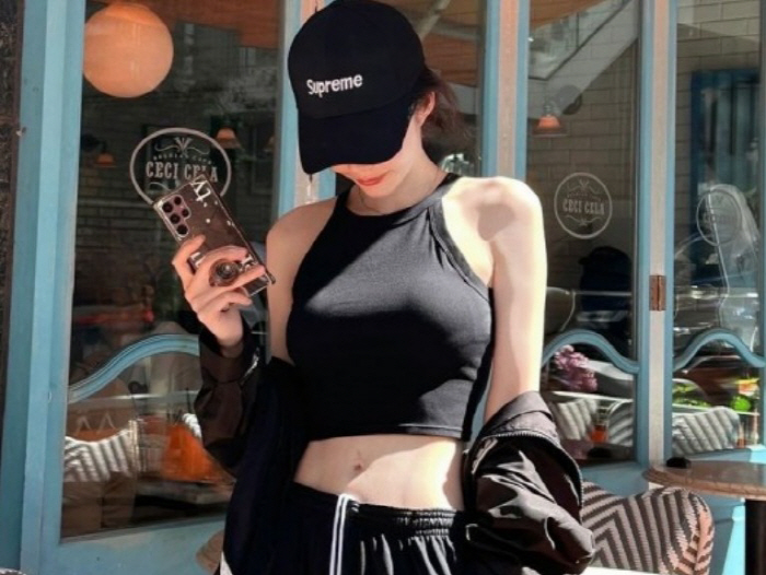 'Zero Flabby' Shin Joo-ah showing off her belly 'Real Autumn'