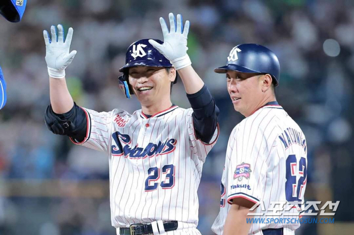 After announcing his retirement, he returned to the first team, 42-year-old pinch hitter Aoki's clock moves again, 2727 hits from the U.S. and Japan. 