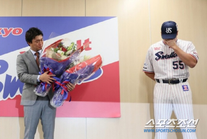 After announcing his retirement, he returned to the first team, 42-year-old pinch hitter Aoki's clock moves again, 2727 hits from the U.S. and Japan. 