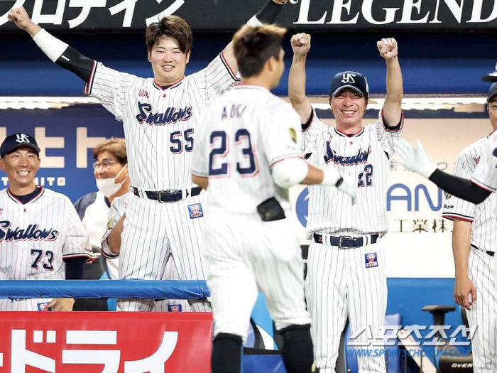 After announcing his retirement, he returned to the first team, 42-year-old pinch hitter Aoki's clock moves again, 2727 hits from the U.S. and Japan. 