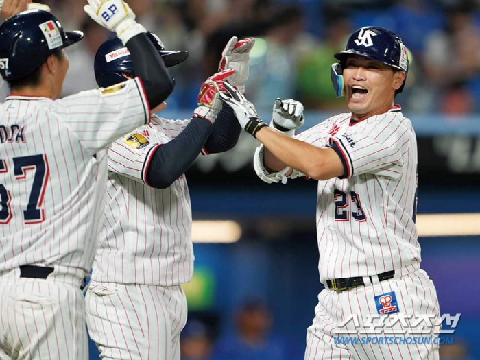 After announcing his retirement, he returned to the first team, 42-year-old pinch hitter Aoki's clock moves again, 2727 hits from the U.S. and Japan. 