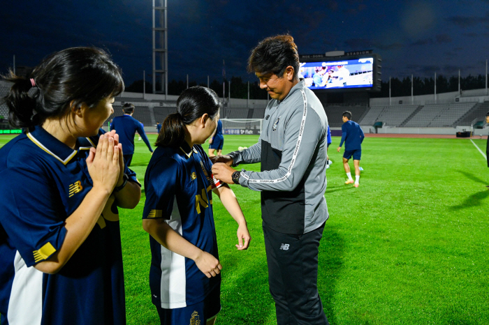 Director Kim Do-kyun's captain's armband delivery'Seoul E-Land hosts a women's futsal competition'Queen Cup opening ceremony'!